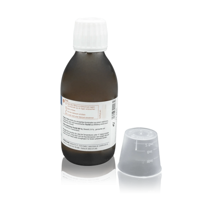 Norsan Omega 3 Total mit natürlichem Fischöl und Olivenöl - Natürlicher Geschmack - 200 ml - Rückseitenansicht Flasche und Messbecher